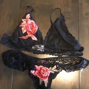 NWOT Embroidered bralette and panties set in XXL